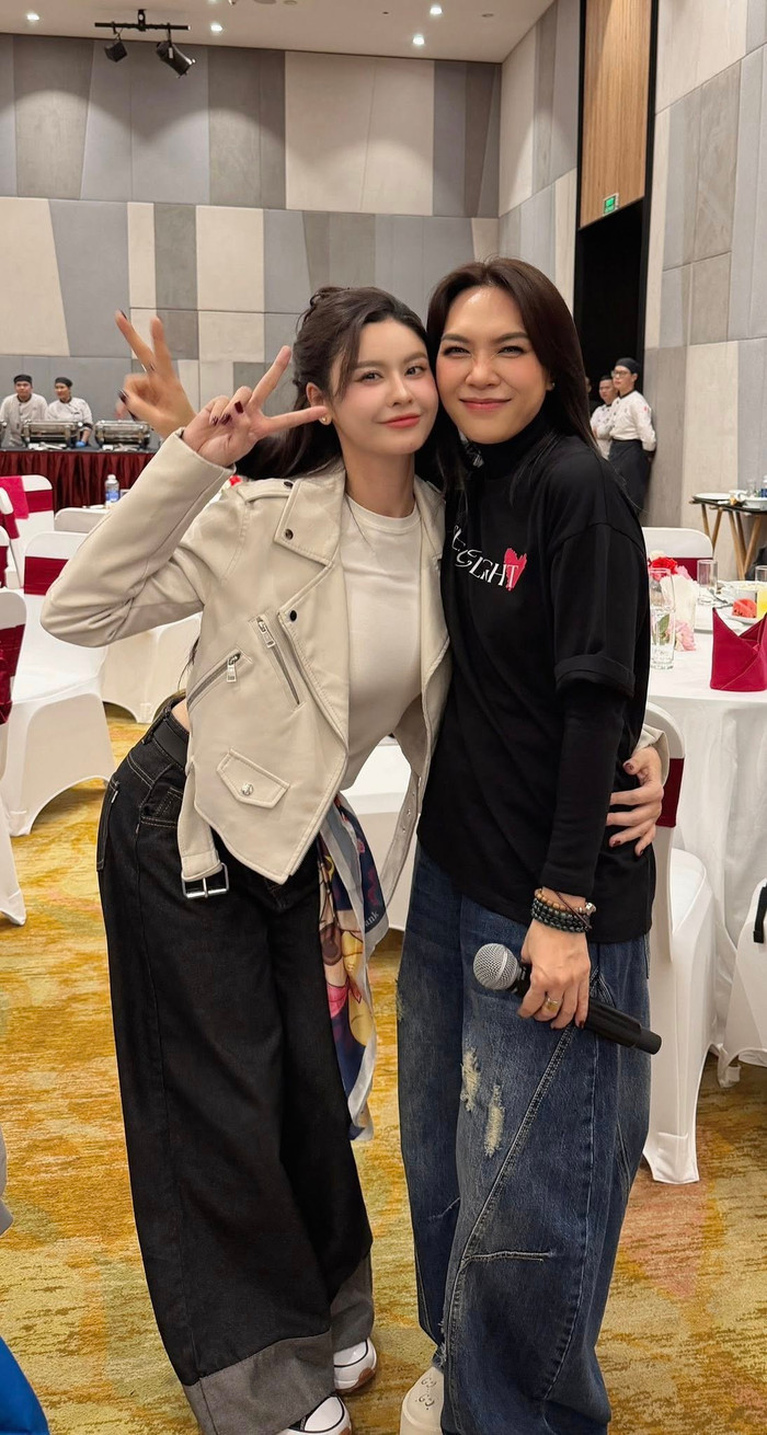 Nữ ca sĩ bày tỏ tình cảm yêu mến, ngưỡng mộ dành cho đàn chị trong nghề. (Ảnh FBNV)