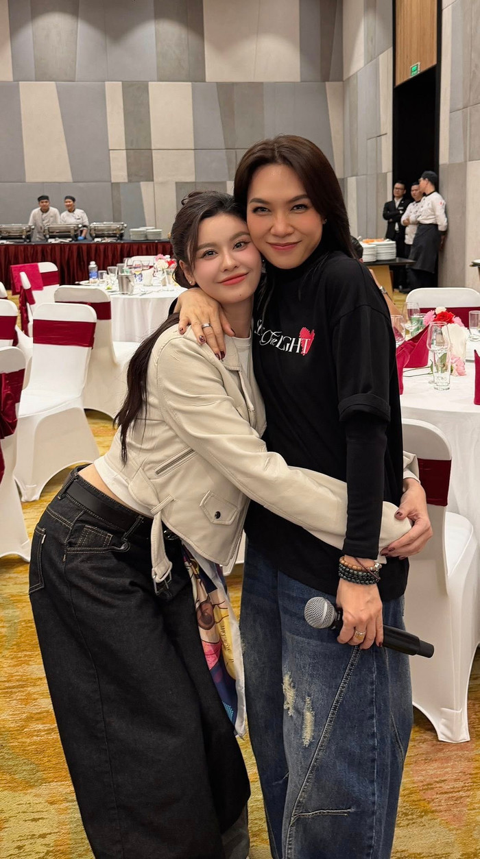 Trương Quỳnh Anh chia sẻ hình ảnh hậu trường được gặp Mỹ Tâm ở live concert. (Ảnh FBNV)