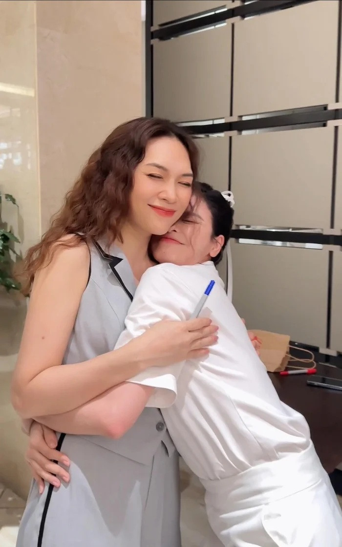 Trương Quỳnh Anh xúc động sau khi được Mỹ Tâm ký tặng lên áo. (Ảnh FBNV)