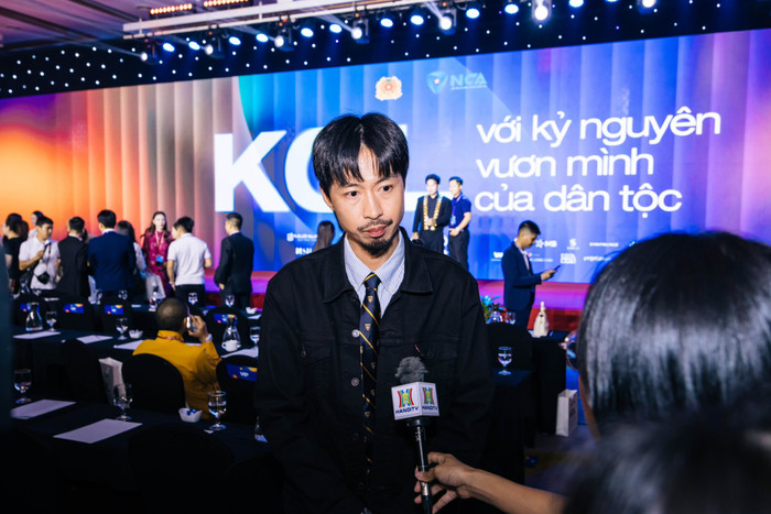 Gu của Đen Vâu dễ tiếp cận nhờ sử dụng các món đồ phổ biến, dễ tìm và phối hợp, phù hợp cho nam giới bận rộn muốn giữ sự thoải mái mà vẫn chỉn chu. Phong cách này đồng điệu với hình ảnh nghệ sĩ gần gũi, tạo sự nhất quán giữa trang phục và âm nhạc của anh. Điểm mạnh trong thời trang của Đen Vâu nằm ở tính thực tế cao, cho phép tự do di chuyển và thích ứng nhiều không gian từ sân khấu đến sự kiện ngoài trời, đồng thời truyền cảm hứng cho phong cách casual vintage. Tuy nhiên, ở một số dịp cần sự trang trọng hơn, outfit giản dị này có thể thiếu yếu tố nổi bật, đòi hỏi thêm sự cân nhắc layer để tăng chiều sâu mà không mất đi bản sắc mộc mạc. Ảnh: FBNV