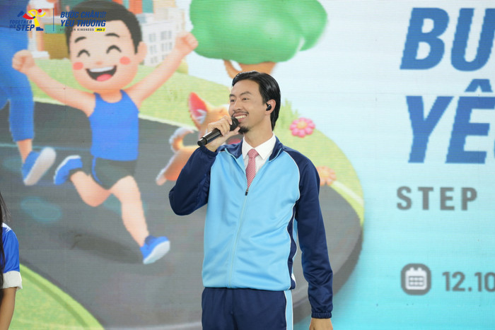 Tổng thể, gu thời trang của Đen Vâu hướng đến sự giản dị với các món đồ cơ bản như áo khoác, áo len, sơ mi layer và quần jeans hoặc tây đen, thường thêm phụ kiện như cà vạt hoặc viền màu điểm xuyết trên trang phục. Nam ca sĩ ít sử dụng phụ kiện phức tạp, ưu tiên màu sắc trung tính xen lẫn họa tiết nhỏ hoặc contrast nhẹ. Ảnh: FBNV