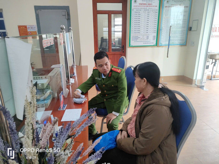 Cán bộ Công an giải thích để người phụ nữ hiểu vụ việc. Ảnh: Công an TP Hải Phòng