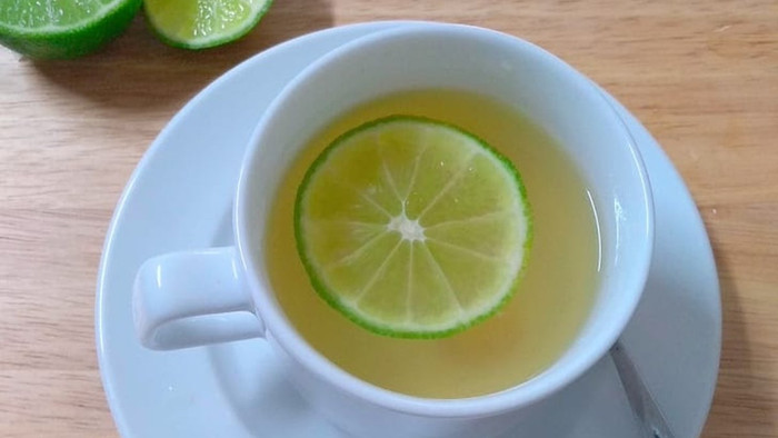 Chanh giàu vitamin C - dưỡng chất quen thuộc với khả năng hỗ trợ cơ thể chống lại các tác nhân gây bệnh. (Ảnh minh họa từ Internet)