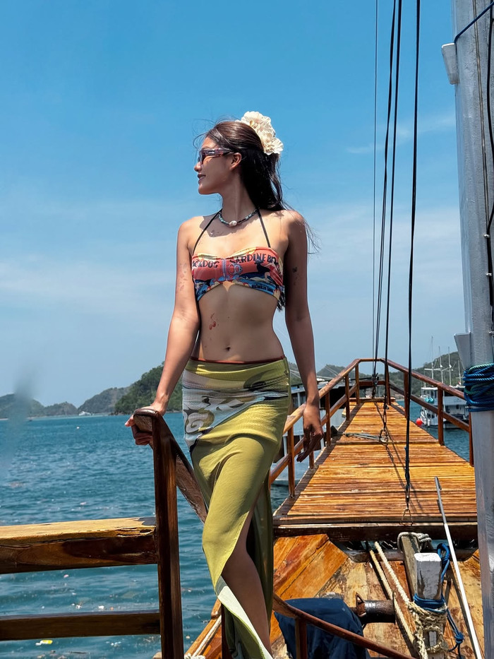 Nàng hậu không ngần ngại mặc những thiết kế táo bạo, khoe triệt để vóc dáng quyến rũ hút hồn.&nbsp;