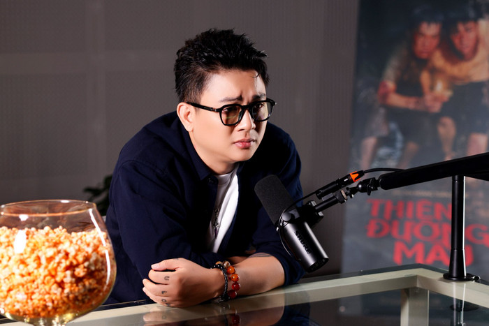 Ở cả hai phong cách, Hoài Lâm đều duy trì sự tối giản trong trang điểm và phụ kiện. Anh chủ yếu giữ lối makeup tự nhiên, điểm nhấn là mái tóc gọn gàng. Các phụ kiện như đồng hồ dây da, kính gọng đen hay vòng tay đơn giản được sử dụng có chừng mực, không làm phân tán sự chú ý. Ảnh: FBNV