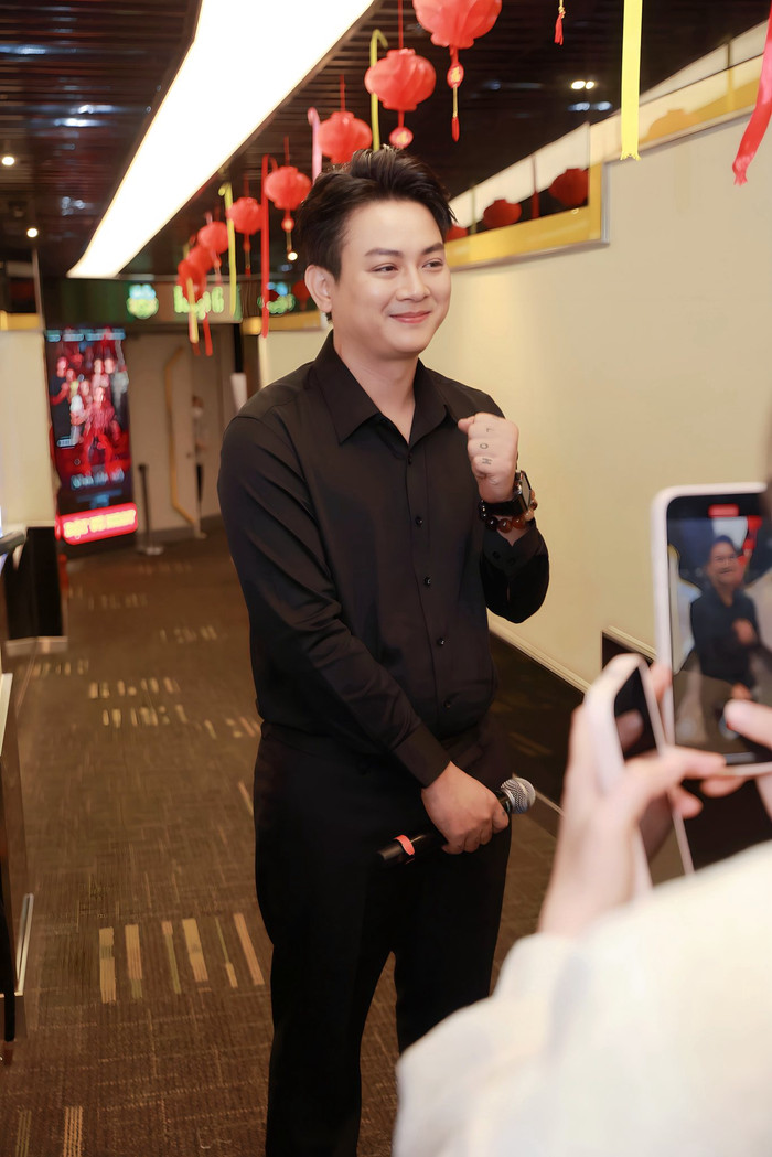 Gu thời trang của Hoài Lâm mang tính dễ tiếp cận, phản ánh hình ảnh một nghệ sĩ gần gũi, chân thật. Sự kết hợp giữa lịch sự và thoải mái không chỉ phù hợp với dòng nhạc trữ tình, dân dã của anh mà còn dễ được người hâm mộ đón nhận và học hỏi. Ảnh: FBNV