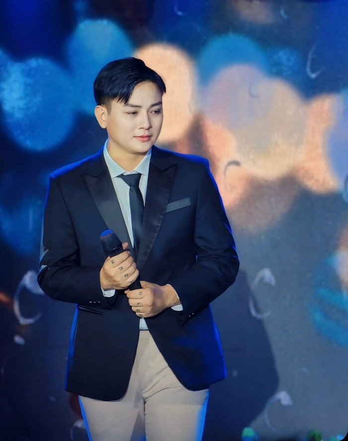 Tuy nhiên, đôi khi phong cách này có thể bị đánh giá là quen thuộc, thiếu điểm nhấn sáng tạo để thực sự nổi bật. Một số lựa chọn trang phục đơn giản có thể khiến Hoài Lâm trông già dặn hơn so với tuổi. Ảnh: FBNV