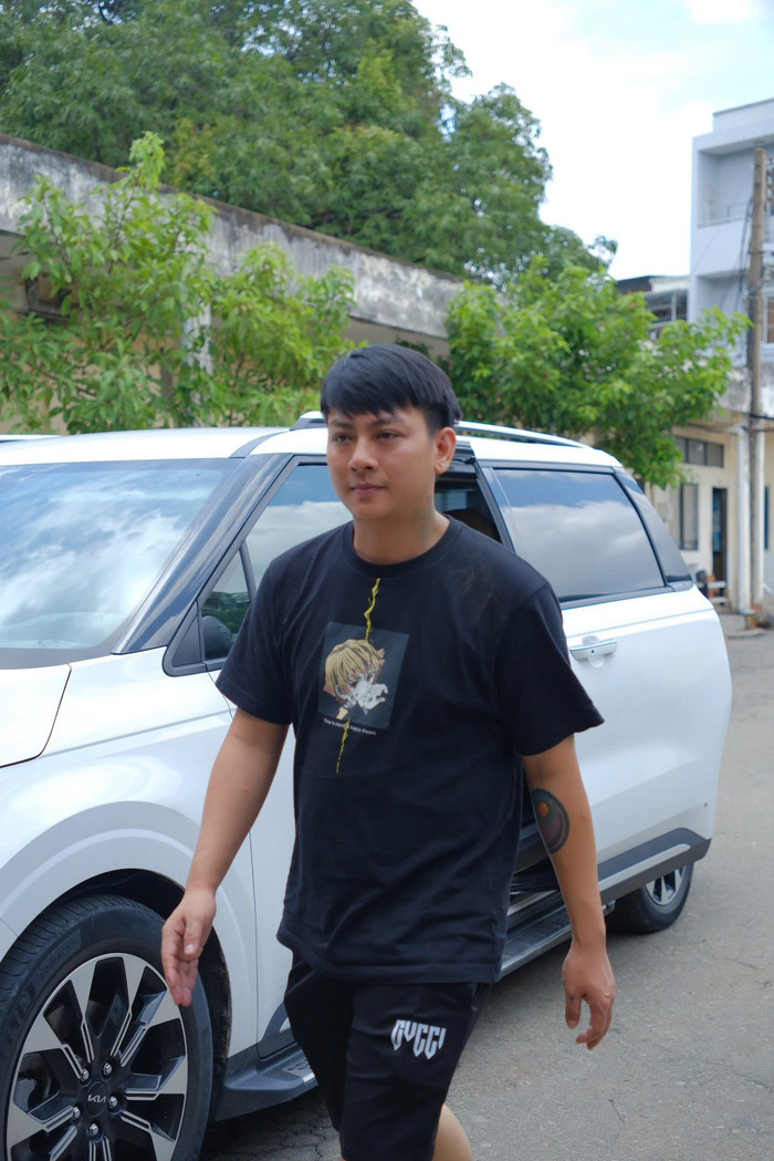 Đặc biệt, Hoài Lâm không ngại thử nghiệm với streetwear, từ áo phông in graphic cá tính đến áo khoác bomber, phù hợp cho các buổi hát live, ra mắt phim hay ghi hình podcast. Điều này cho thấy sự năng động và khả năng thích ứng với nhiều ngữ cảnh khác nhau. Ảnh: FBNV