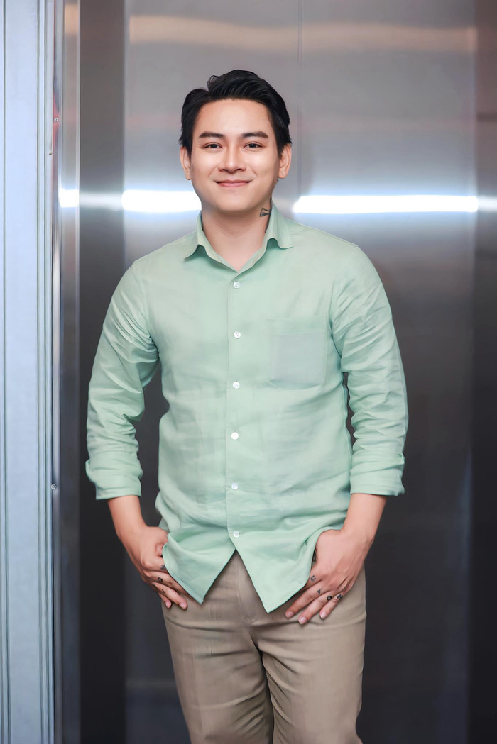 Bên ngoài ánh đèn sân khấu, phong cách của Hoài Lâm trở nên phóng khoáng và đa dạng hơn. Anh thường xuất hiện với các trang phục casual như áo sơ mi pastel kết hợp quần tây suông, hay áo phông chất liệu mềm mại với quần jeans hoặc quần short. Ảnh: FBNV