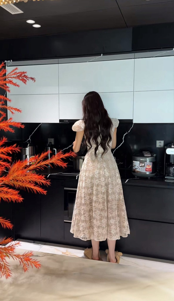 Dù vào bếp, Đỗ Hà vẫn toát lên phong thái 'dâu hào môn'.