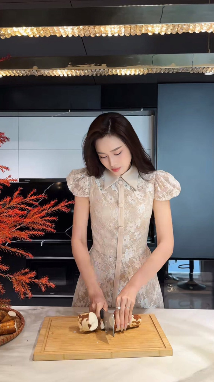 Hoa hậu Đỗ Hà vào bếp trổ tài làm món mochi sắn dẻo.