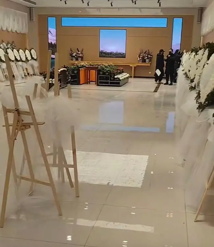 Lễ tang của Hà Tình được bày trí đơn giản, trang nghiêm, với di ảnh đặt ở vị trí trung tâm, xung quanh là hoa trắng và nến (Ảnh: Sohu).