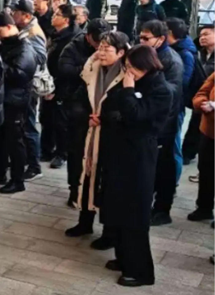 Nhiều người thân và bạn bè không giấu được cảm xúc khi đến tiễn biệt Hà Tình lần cuối (Ảnh: Sohu).