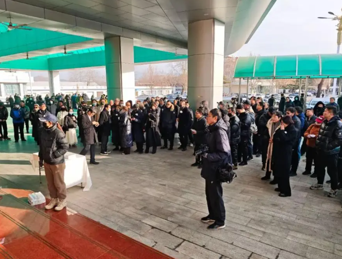 Gia đình, bạn bè và đông đảo người hâm mộ có mặt để tiễn biệt nữ diễn viên Hà Tình (Ảnh: Sohu).