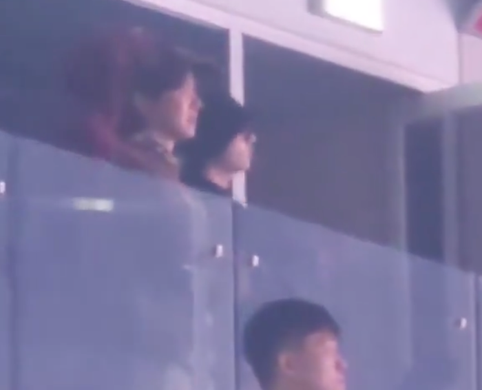 Jungkook (đội mũ đen) được bắt gặp vui vẻ đi chơi giữa tin đồn hẹn hò với Winter.