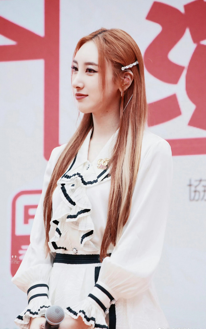 Nữ ca sĩ trẻ bị gió thổi tốc váy trên sân khấu, hàng trăm khán giả 'thót tim' Ảnh 1