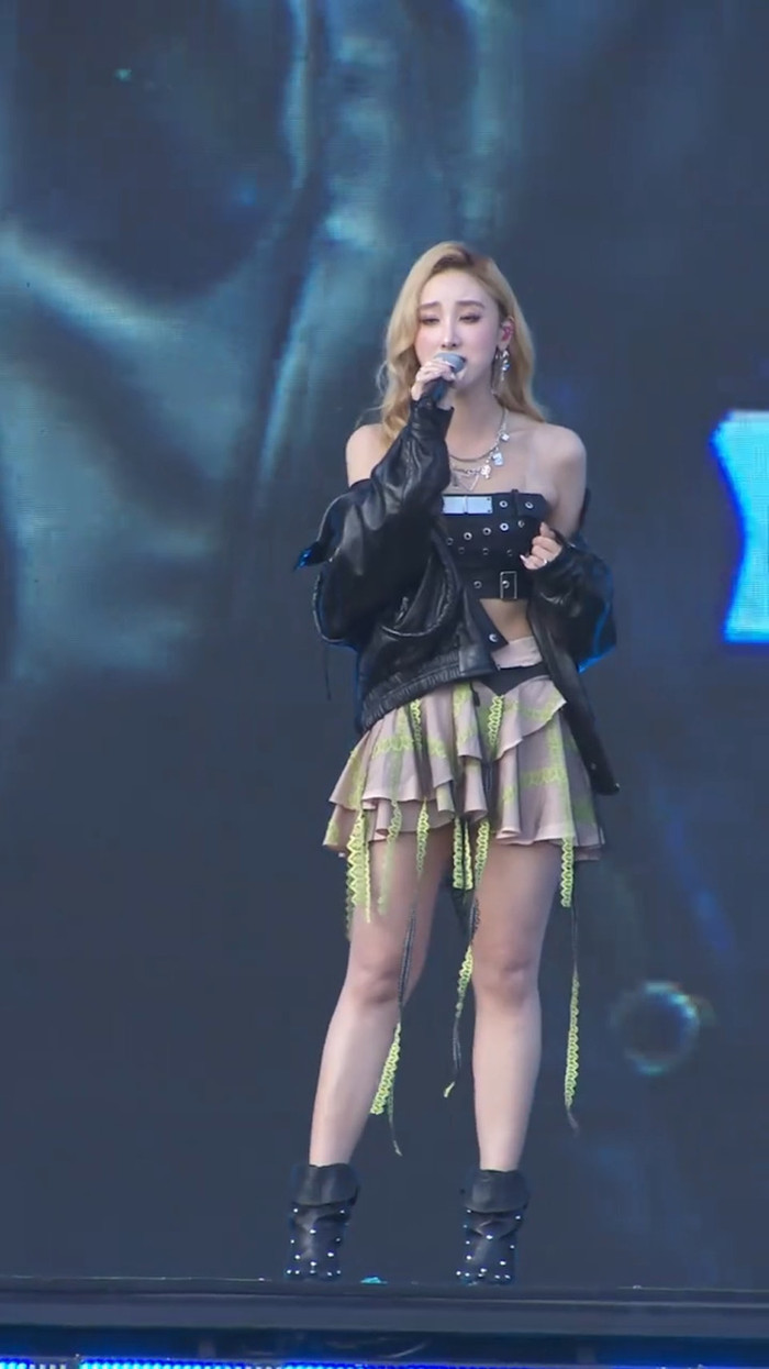 Nữ ca sĩ trẻ bị gió thổi tốc váy trên sân khấu, hàng trăm khán giả 'thót tim' Ảnh 3