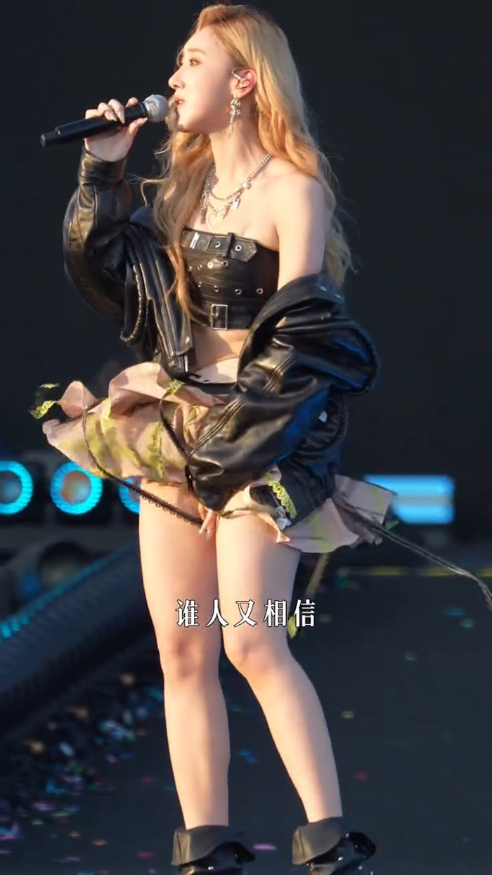 Nữ ca sĩ trẻ bị gió thổi tốc váy trên sân khấu, hàng trăm khán giả 'thót tim' Ảnh 4