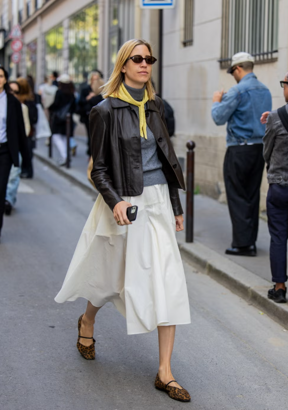 Một trong những phụ kiện “hot” mùa lạnh năm nay là khăn tam giác chất liệu cashmere. Hãy phối nó cùng áo len cổ lọ và áo khoác da. Đây là cách đơn giản để thêm màu sắc vào những set đồ trung tính, giúp trang phục hàng ngày trở nên ấn tượng hơn. Ảnh: Harpers Bazaar