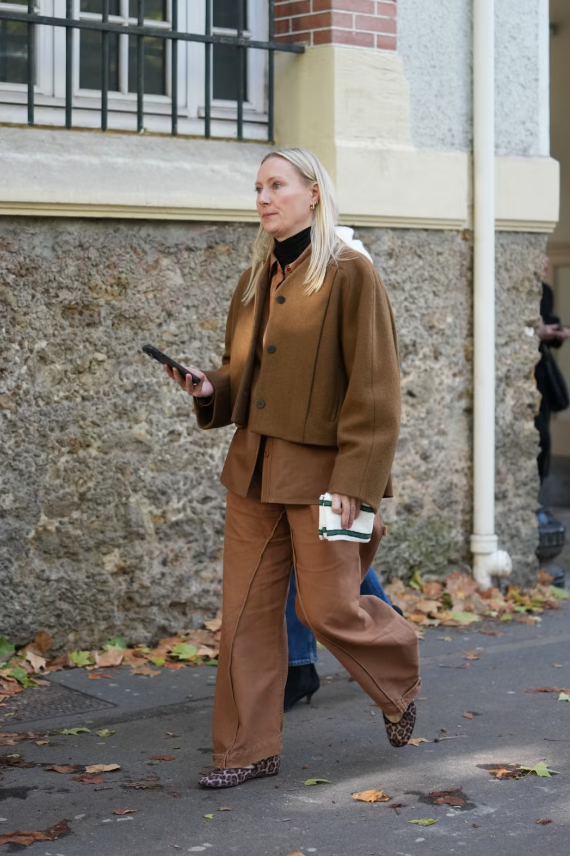 Một cách đơn giản để phá vỡ set đồ đơn sắc là phối áo len cổ lọ màu đối lập bên trong. Một chút màu đen lấp ló trên cổ áo vừa tinh tế vừa dễ thực hiện. Hoàn thiện trang phục với giày Mary Jane họa tiết da báo để tạo điểm nhấn hài hòa. Ảnh: Harpers Bazaar