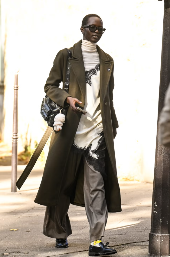 Nếu muốn tiếp tục diện slipdress vào mùa đông, hãy phối thêm áo len cổ lọ bên trong và kết hợp cùng quần dài, áo khoác len và giày loafers để có set đồ mùa đông vừa ấm áp vừa chỉn chu. Ảnh: Harpers Bazaar