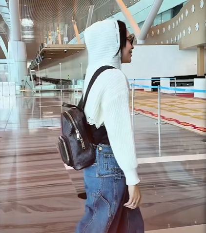 Mỹ Tâm gây chú ý khi xuất hiện với phong cách trẻ trung, nổi bật cùng chiếc balo màu xám đen. &nbsp;AAnrh chụp màn hình