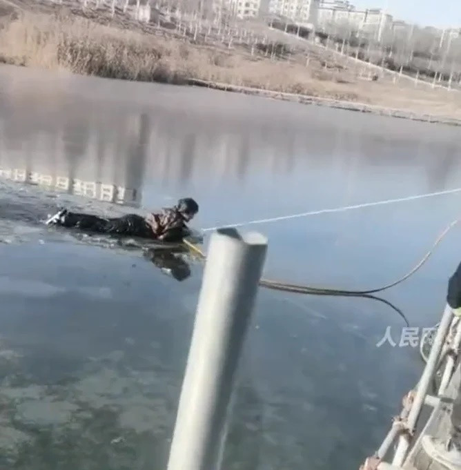 Nữ sinh 13 tuổi về nhà với bộ đồ ướt sũng, cha ruột biết sự thật sau khi nhận cuộc gọi lúc nửa đêm Ảnh 2