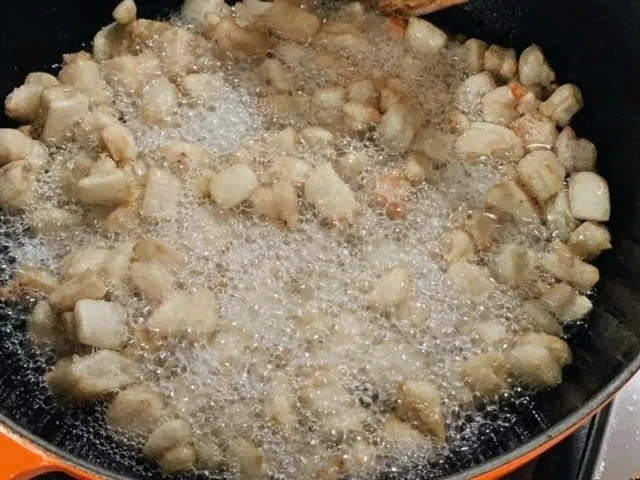 Nhiều người cho rằng mỡ lợn chứa hàm lượng cholesterol cao. Tuy nhiên, còn 1 bộ phận của lợn chứa lượng này cao hơn gấp 4 lần. (Ảnh minh họa từ Internet)