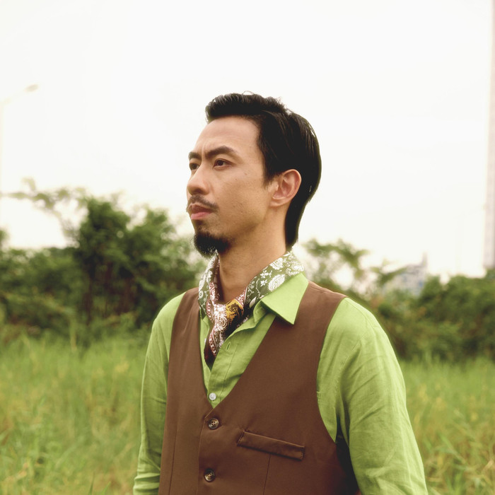 Đen Vâu lựa chọn xe máy làm phương tiện di chuyển chỉnh. Ảnh: FBNV