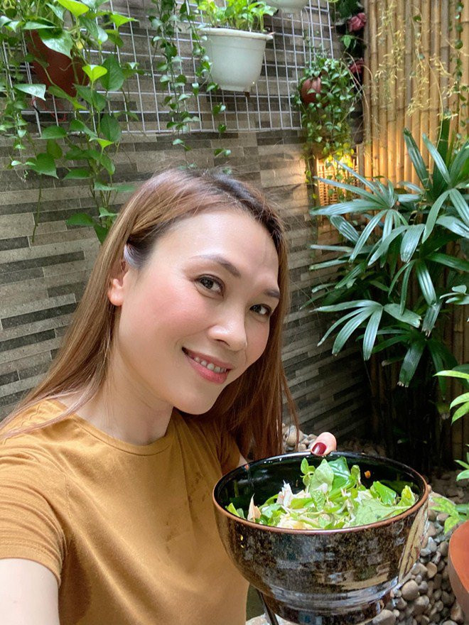 Mỹ Tâm từng tự tay vào bếp và làm món bún mắm nêm, vốn được xem là đặc sản quê hương cô.&nbsp;