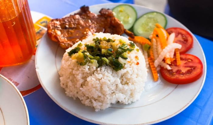 Nếu duy trì thói quen ăn sáng bằng một bữa cơm nóng, đầy đủ rau và món mặn mới nấu, sức khỏe có thể nhận được nhiều lợi ích rõ rệt cả trước mắt lẫn lâu dài. (Ảnh minh họa từ Internet)