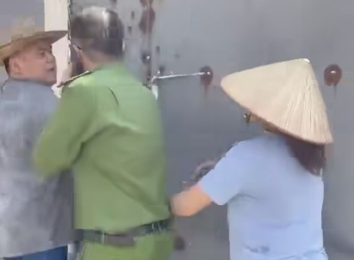 Đoạn clip ghi lại thời điểm Đặng Từ Thịnh nhốt cán bộ công an xã trong nhà. Ảnh: Tuổi Trẻ Online