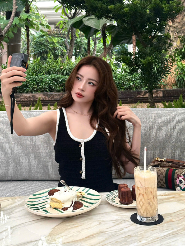 Chi Pu ưu tiên sản phẩm cấp ẩm và làm dịu da để tặng mẹ. Ảnh: FBNV