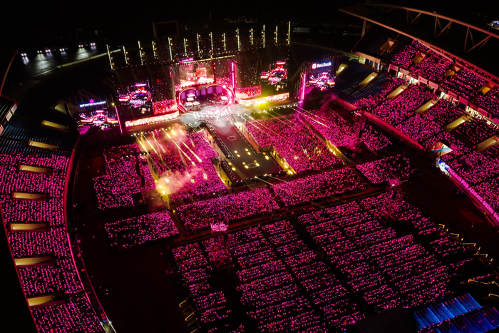 Sân khấu 40.000 khán giả ở sân vận động Mỹ Đình được lấp đầy - điều mà nhiều nghệ sĩ ao ước.