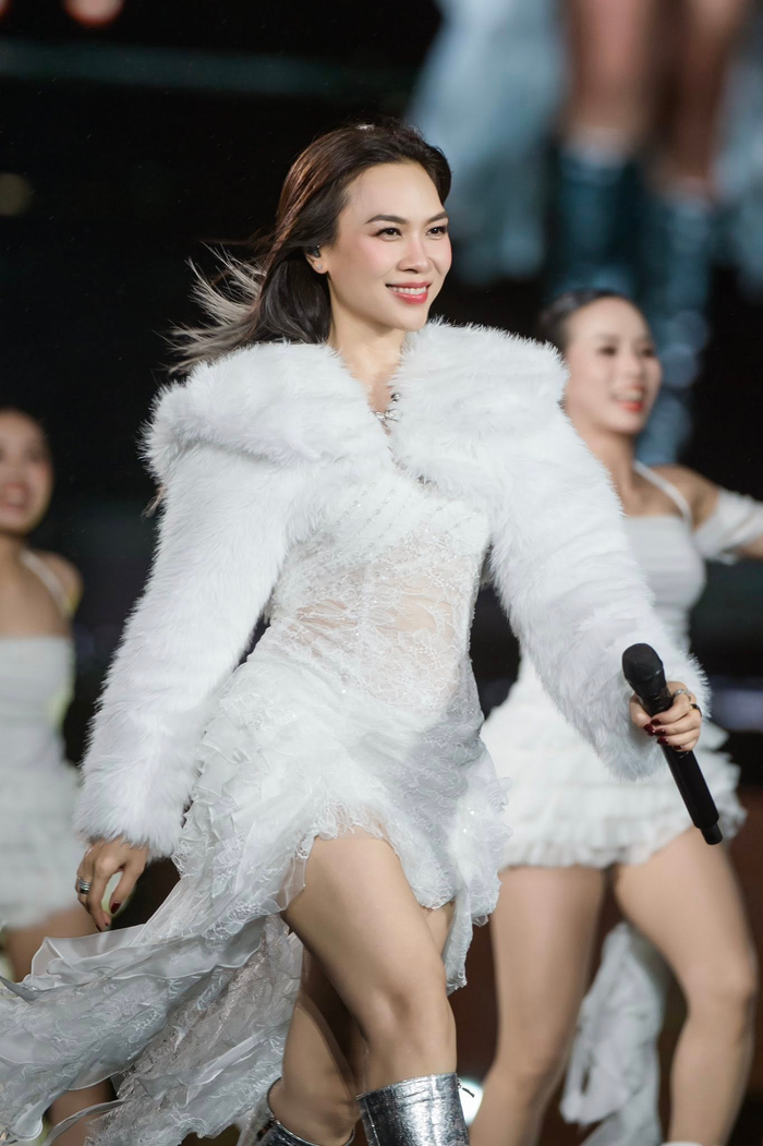 See The Light còn được ví như một sàn diễn thời trang thu nhỏ của Mỹ Tâm.