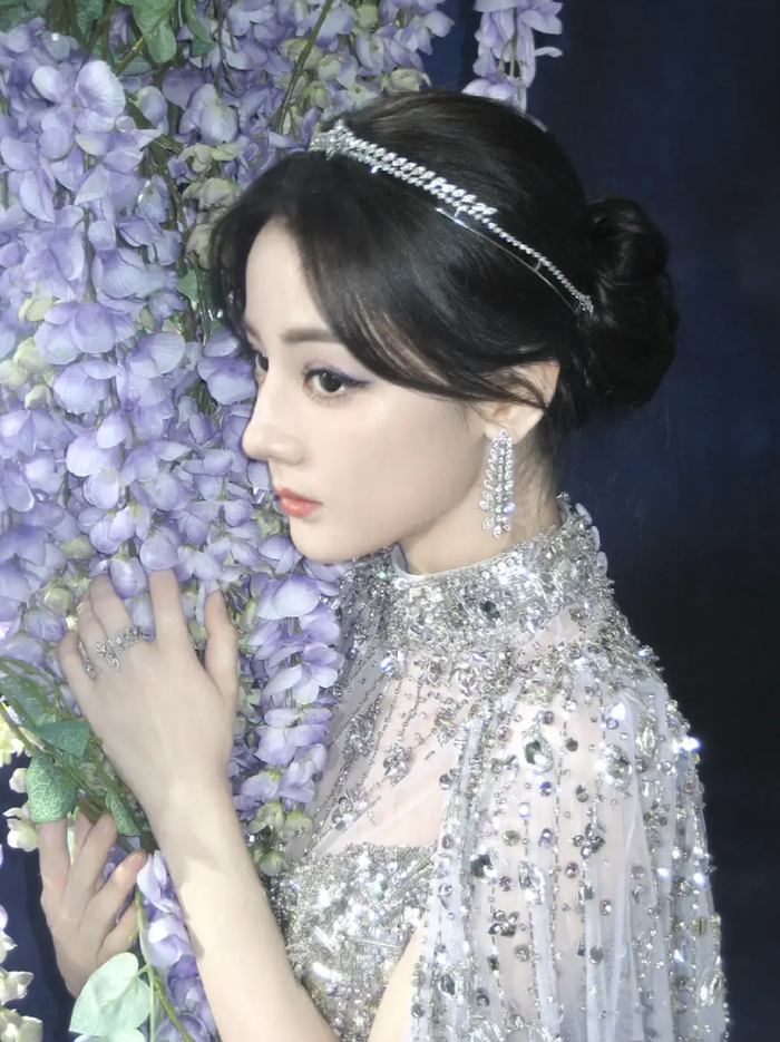 Địch Lệ Nhiệt Ba diện một thiết kế váy dài mang tông màu pastel nhẹ nhàng.