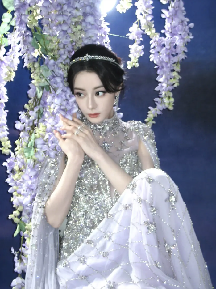 Rời màn ảnh, Địch Lệ Nhiệt Ba trở lại với vẻ đẹp nữ tính thường thấy.