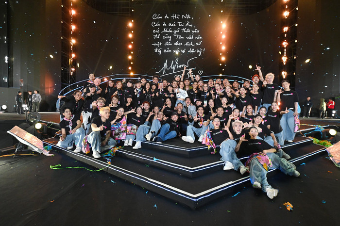 Mỹ Tâm chụp ảnh cùng ê-kíp, vũ đoàn khi kết thúc live concert See The Light. Ảnh: FBNV