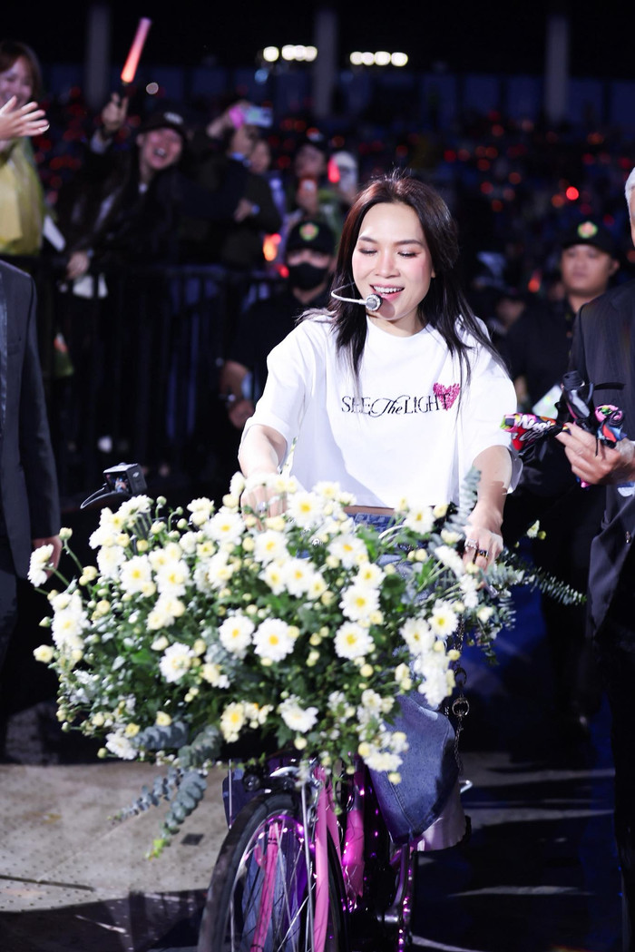 Mỹ Tâm liên tục trình diễn, tương tác với khán giả xuyên suốt 4 tiếng đồng hồ trong live concert. Ảnh: FBNV