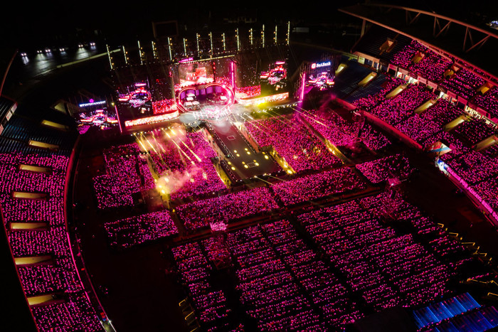 Khung cảnh hoành tráng tại live concert của Mỹ Tâm với sự tham gia của 40 nghìn khán giả. Ảnh: FBNV