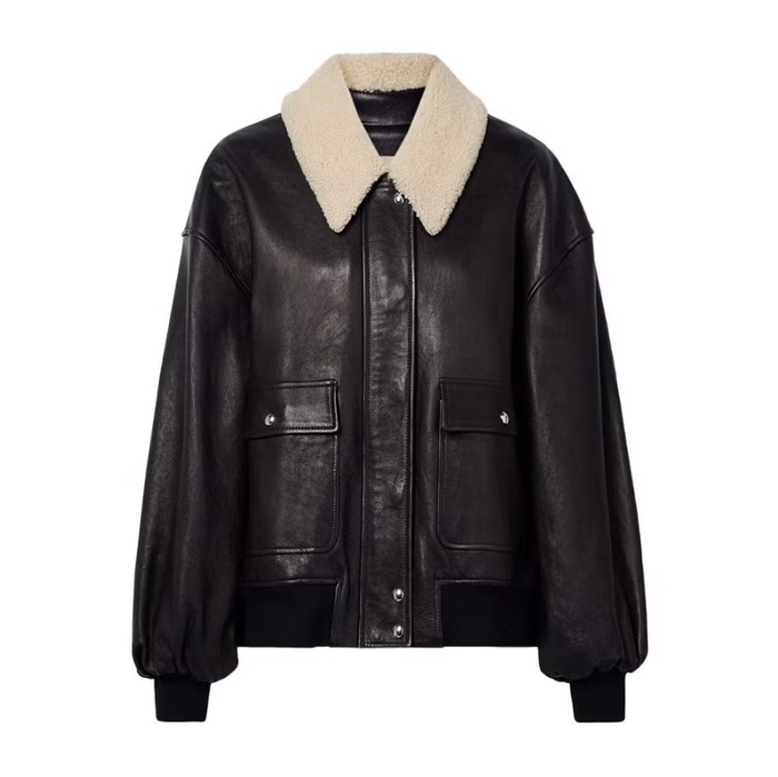 Khi thời tiết trở lạnh, những mẫu áo khoác da dáng oversize với cổ lông shearling ấm áp như thiết kế của Khaite trở thành lựa chọn lý tưởng. Bảng màu đen mang đến vẻ cổ điển, trong khi sắc nâu chocolate mousse giúp tổng thể thêm phần nổi bật và thời thượng. Ảnh: Harpers Bazaar