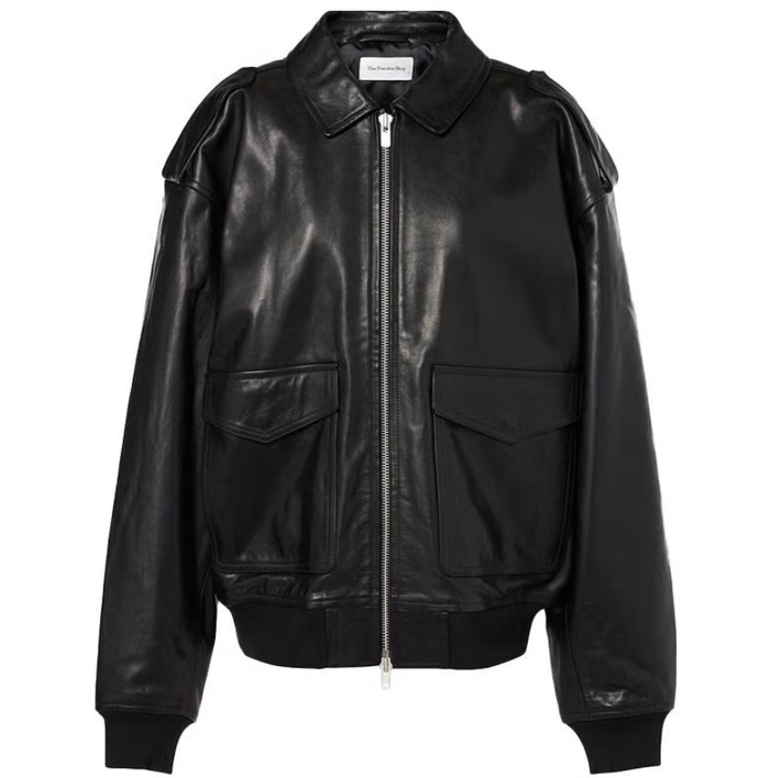 Mẫu Viper jacket của The Frankie Shop dành cho những ai yêu thích phom dáng rộng rãi. Thiết kế sử dụng da tái sinh mềm mại, có độ dài ngang đùi, tạo cảm giác thoải mái như khoác một lớp chăn ấm áp nhưng vẫn giữ được vẻ thời thượng. Ảnh: Harpers Bazaar