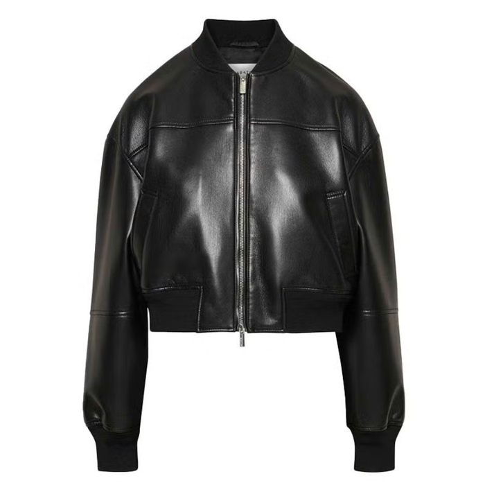 Nếu đang tìm kiếm một chiếc bomber phù hợp môi trường công sở, thiết kế Synergy của Aritzia là lựa chọn đáng chú ý với phom dáng gọn gàng, chiều dài lửng ngang eo. Mẫu áo dễ dàng kết hợp cùng quần âu cạp cao Babaton hoặc váy dáng dài chạm mắt cá, mang đến diện mạo chỉn chu cho trang phục mùa đông. Ảnh: Harpers Bazaar