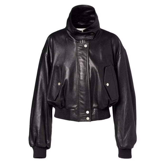 Với những ai đã sở hữu bomber cổ điển hoặc muốn tìm kiếm một thiết kế cá tính hơn, áo khoác Briar của Nour Hammour là gợi ý đáng chú ý. Mẫu áo gây ấn tượng với phần eo được chiết mạnh, cổ funnel phóng đại và tay áo dáng phồng, gợi nhắc tinh thần thập niên 1980 pha trộn hơi thở đầu những năm 2000, nhưng vẫn mang tính thời đại rõ nét. Ảnh: Harpers Bazaar