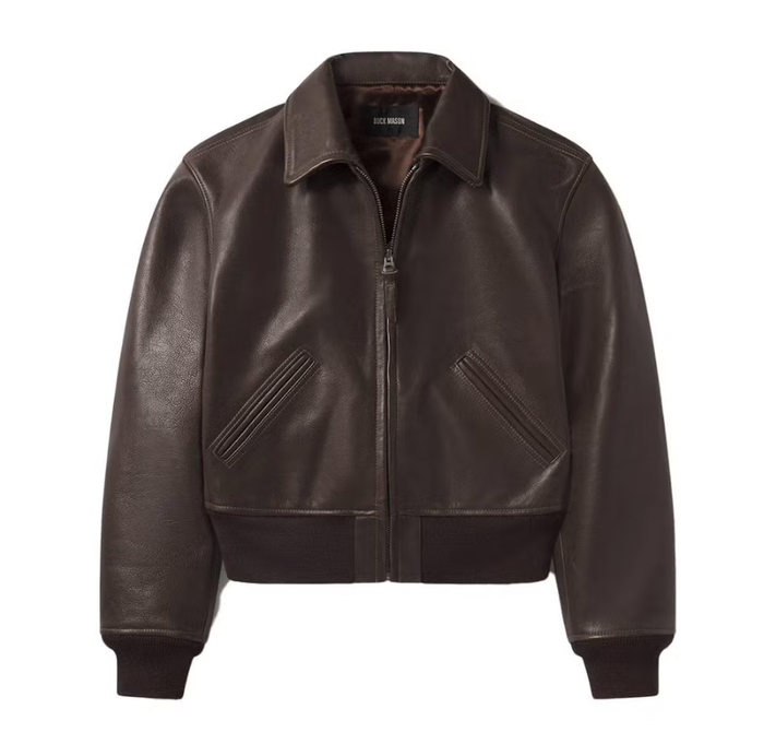 Phiên bản bomber tối giản của Buck Mason là lựa chọn phù hợp cho những ai yêu thích phom dáng hộp đặc trưng nhưng không cần đến các chi tiết trang trí cầu kỳ. Ảnh: Harpers Bazaar