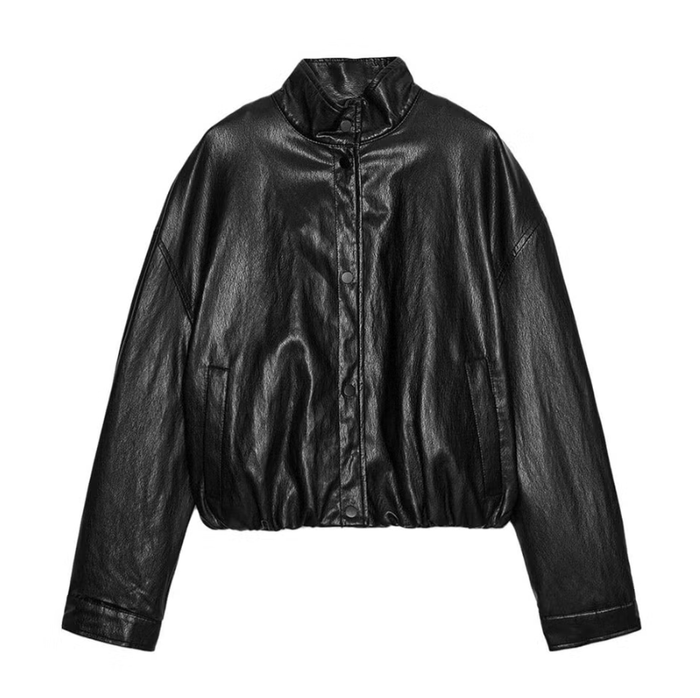 Mẫu áo khoác da giả của Zara được đánh giá có diện mạo không khác da thật, gây ấn tượng với cổ cao thời trang, nẹp áo đồng màu và phần eo lửng bo chun. Với mức giá dễ tiếp cận cùng thiết kế hợp xu hướng, nhiều khả năng mẫu áo này sẽ nhanh chóng “cháy hàng”. Ảnh: Harpers Bazaar