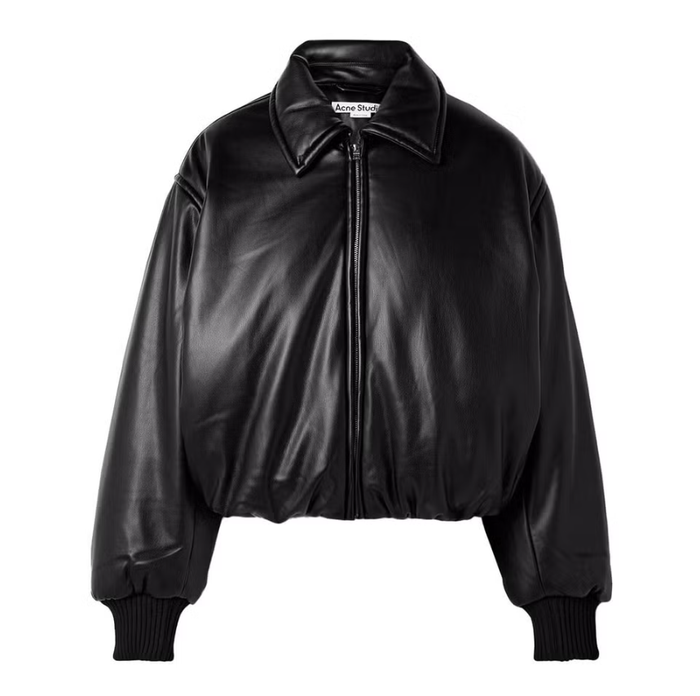 Nếu không muốn trông nặng nề mỗi khi nhiệt độ xuống thấp, mẫu bomber phao mang phong cách thời thượng của Acne là gợi ý đáng cân nhắc. Thiết kế được tăng cường lớp đệm giữ ấm, giúp người mặc chống lạnh hiệu quả mà vẫn đảm bảo yếu tố thẩm mỹ. Ảnh: Harpers Bazaar