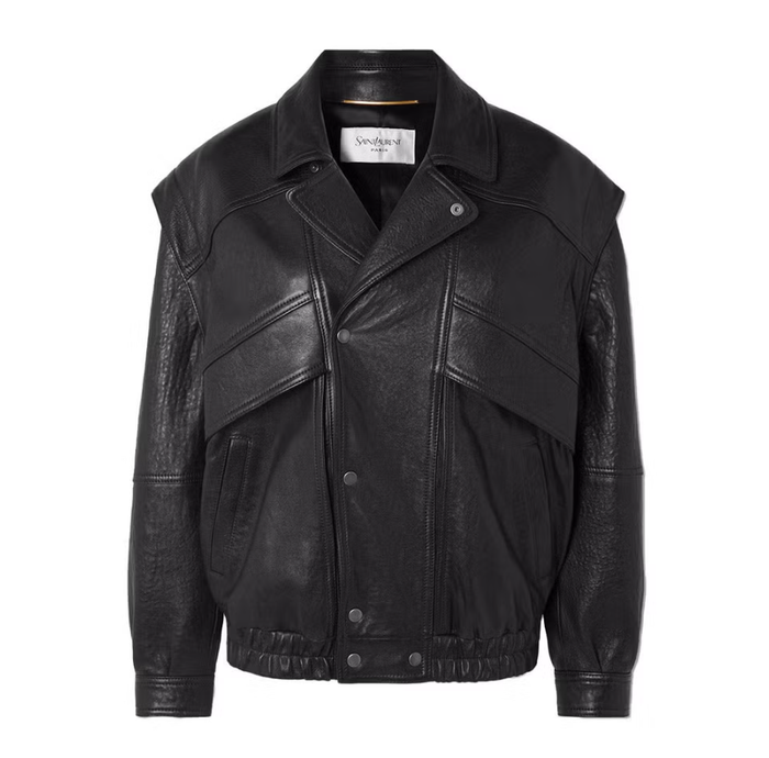 Phong cách trang phục của những năm trước vẫn được hoài niệm bởi sự giản dị, thoải mái nhưng không kém phần sang trọng nhờ thiết kế tối giản và đường cắt may chuẩn mực. Diện mạo này hoàn toàn có thể tái hiện dễ dàng khi kết hợp áo khoác Saint Laurent cùng áo thun trắng, quần Levi’s 501 và bốt Chelsea đen, tạo nên set đồ du lịch vừa cổ điển vừa hiện đại. Ảnh: Harpers Bazaar