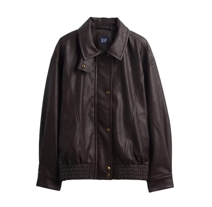 Được làm từ da giả, mẫu áo khoác dáng hộp oversize này của Gap gây chú ý với túi xẻ chéo và hiệu ứng xử lý cũ dọc đường may, mang đến diện mạo hiện đại, linh hoạt trong cách phối đồ. Đáng chú ý, thiết kế có mức giá dưới 200 USD, dễ tiếp cận với số đông người tiêu dùng. Ảnh: Harpers Bazaar