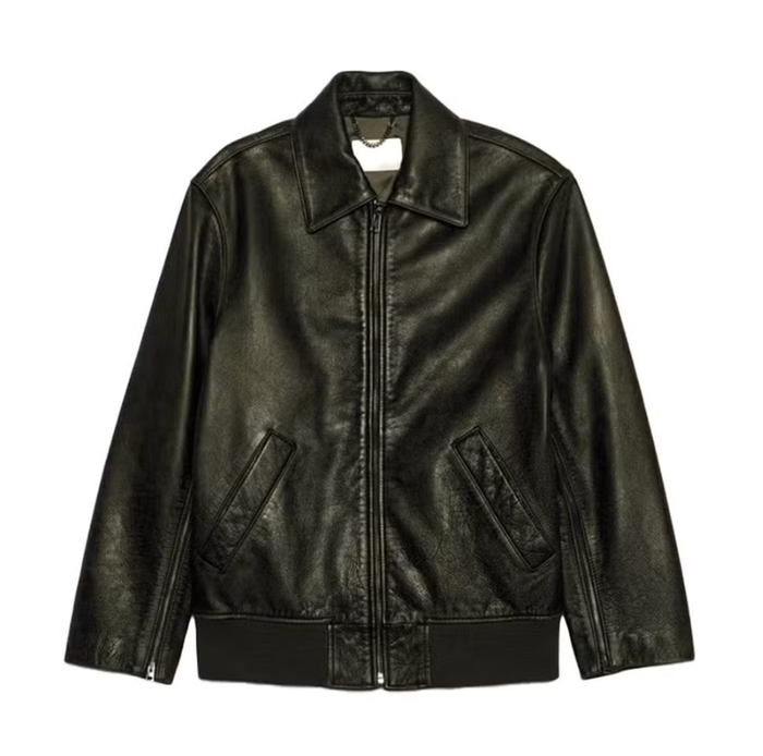 Từ chất liệu da được xử lý hiệu ứng cũ tinh tế, lớp lót twill mềm mượt ôm sát làn da, đến phom dáng cổ điển hơi oversize lấy cảm hứng từ kho lưu trữ của thương hiệu, áo khoác bomber da của Banana Republic được đánh giá là thiết kế bền dáng, có thể đồng hành cùng người mặc trong nhiều năm. Mẫu áo dễ dàng kết hợp cùng áo cổ lọ cashmere và quần denim cạp cao, tạo nên tổng thể đời thường thoải mái nhưng vẫn chỉn chu. Ảnh: Harpers Bazaar